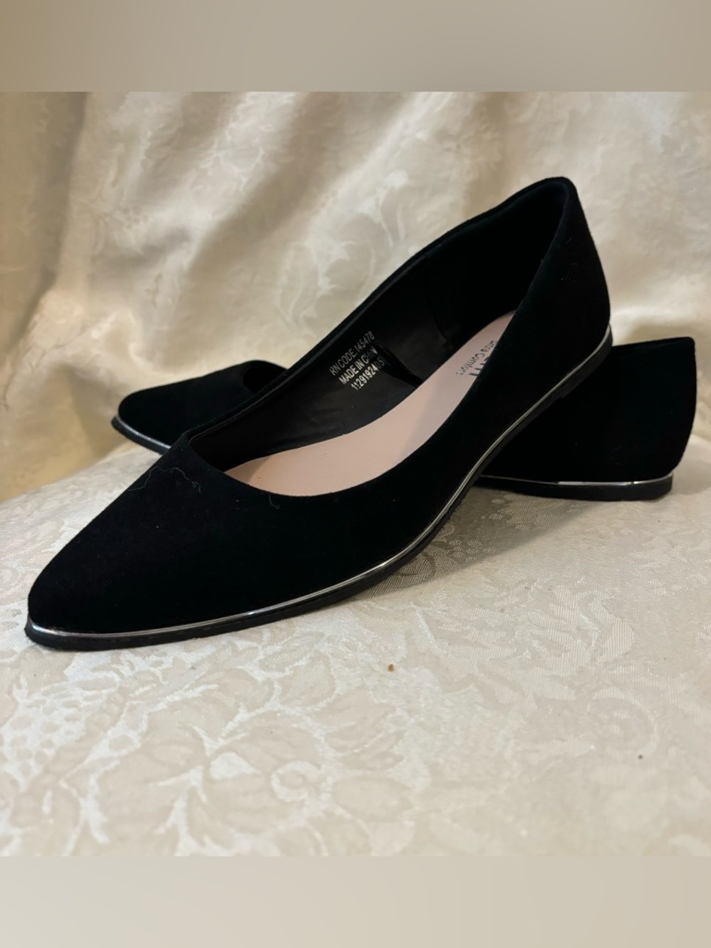 ❤️2/$15 or 3/$21❤️NWOT Primark Black Faux Suede Flats, Size 6W